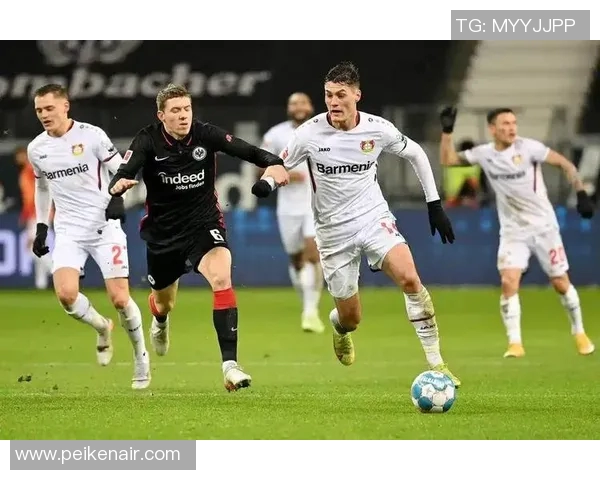 德甲卫冕之路艰难曲折,法兰克福抢分成功拉开领先优势 德甲卫冕之路艰难曲折,法兰克福抢分成功拉开领先优势